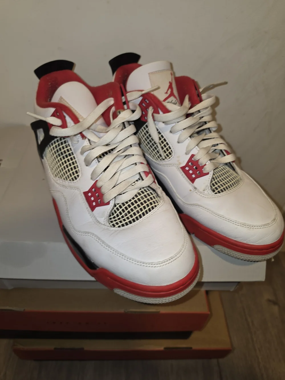 Air Jordan 4 Retro Fire Reds.